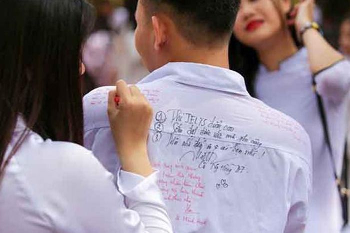 Những tấm áo trắng chi chít những chữ ký và lời chúc của chúng bạn, rồi đây sẽ thành món đồ vô giá, lưu lại những ký ức đẹp nhất của thời học sinh. Ảnh minh họa Internet