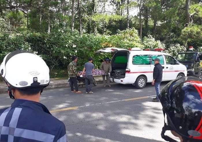 Lực lượng chức năng di dời thi thể nạn nhân (ảnh: Cand).