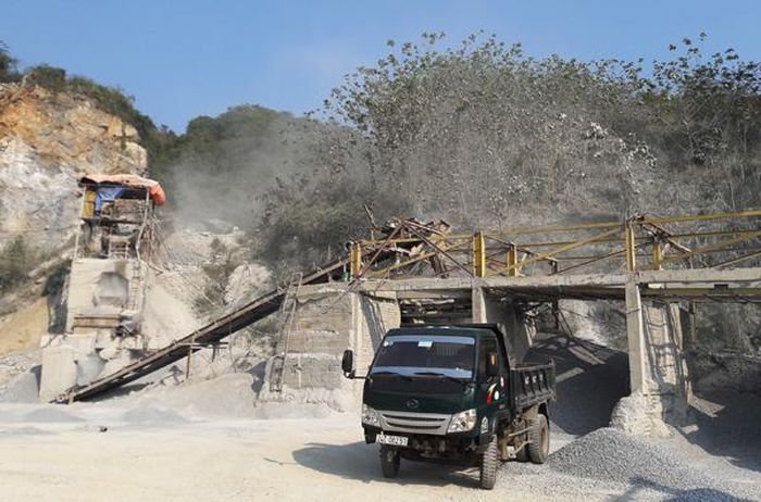 Khai thác đá phục vụ xây dựng kết cấu hạ tầng giao thông.