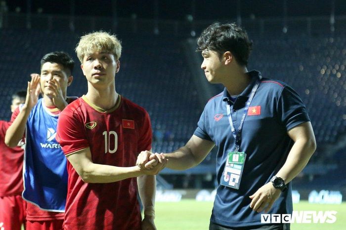 Trợ lý HLV Park Sung-gyun vỗ vai, bắt tay an ủi Công Phượng, người duy nhất đá hỏng luân lưu khiến đội tuyển Việt Nam thất bại trước Curacao.