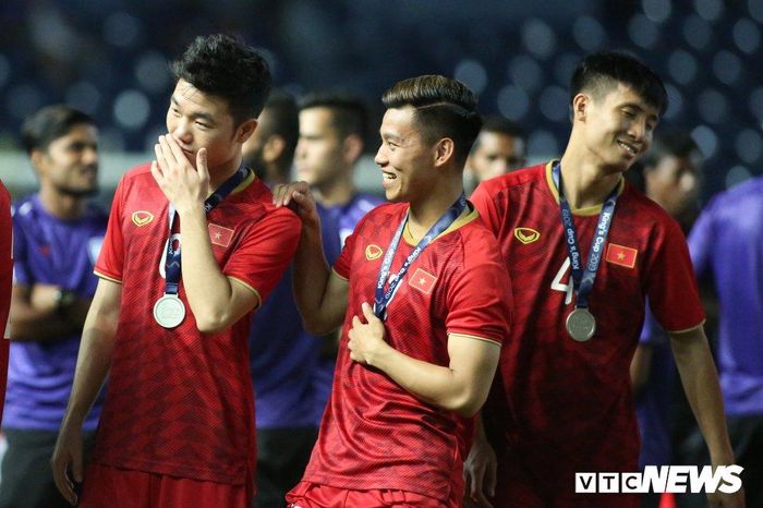 Văn Thanh, Xuân Trường và Bùi Tiến Dũng cười nghiêng ngả khi đang đeo chiếc huy chương bạc.