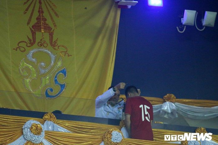 Lễ trao huy chương diễn ra trên khán đài, vị trí trang trọng nhất treo lá cờ của Hoàng gia Thái Lan. Nhà vua Thái Lan không trực tiếp đến sân Chang Arena trao cúp và huy chương cho các đội tuyển.