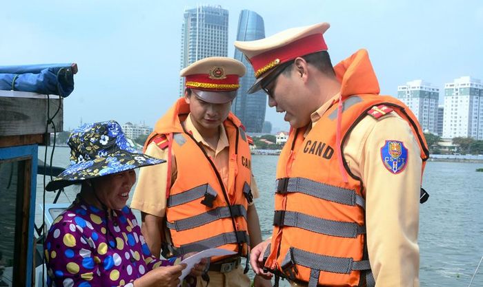 CSGT đường thủy tuyên truyền trên các tàu cá ngư dân.