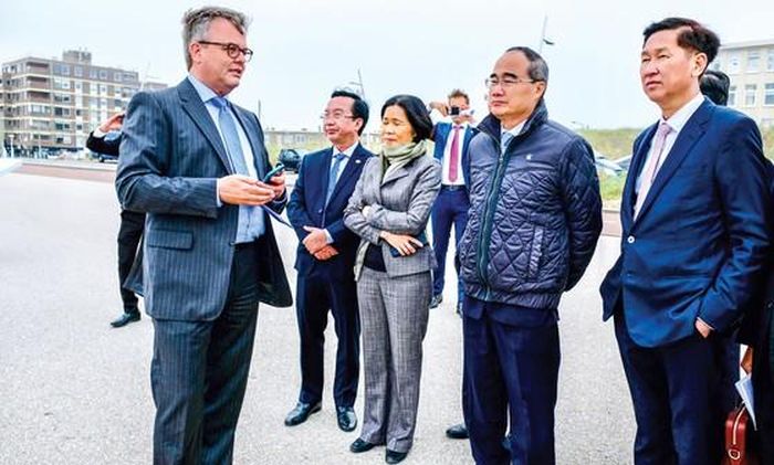 Ông Nguyễn Thiện Nhân, Ủy viên Bộ Chính trị, Bí thư Thành ủy TPHCM (thứ 2 từ phải qua); ông Trần Vĩnh Tuyến, Phó Chủ tịch UBND TPHCM (bìa phải) cùng đoàn cán bộ TPHCM tham quan mô hình đê đa chức năngtại Rotterdam. Ảnh: MINH PHONG