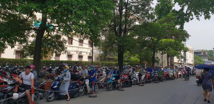 Tại Bệnh viện Bạch Mai, bệnh nhân chờ gửi xe kéo dài hàng trăm mét và phải đợi khoảng 15 đến 20 phút mới đến lượt, khiến cho sự chờ đợi càng mệt mỏi hơn