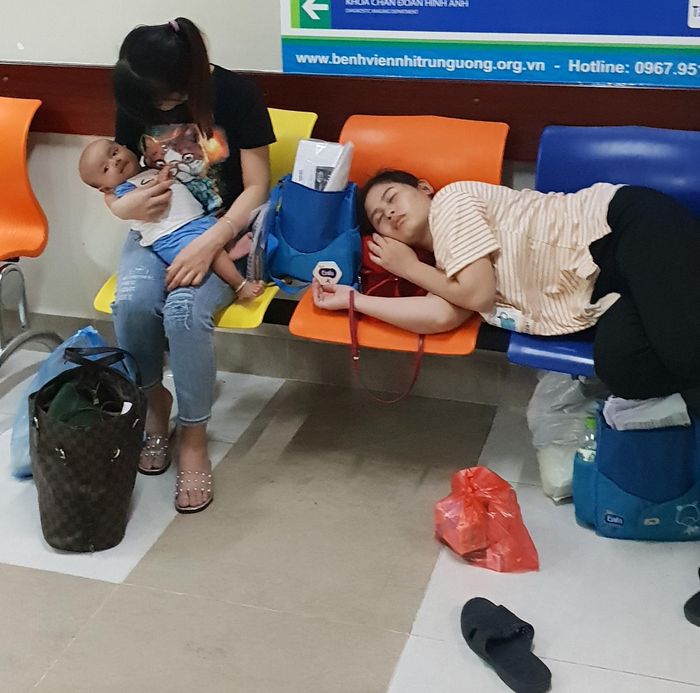 Mẹ tranh thủ chợp mắt trong lúc chờ đợi kết quả từ bác sĩ