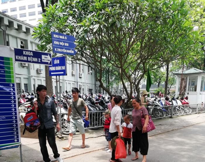 Một trẻ đi khám sẽ có cả "phái đoàn" đi theo
