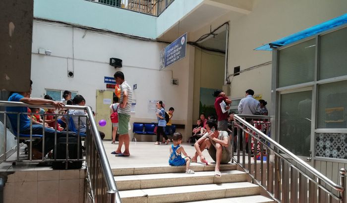 Mòn mỏi chờ đợi vì quá đông người đến khám
