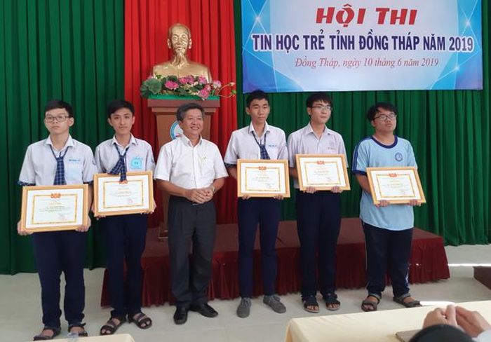 Trao giải thưởng cho những thí sinh suất sắc tại hội thi