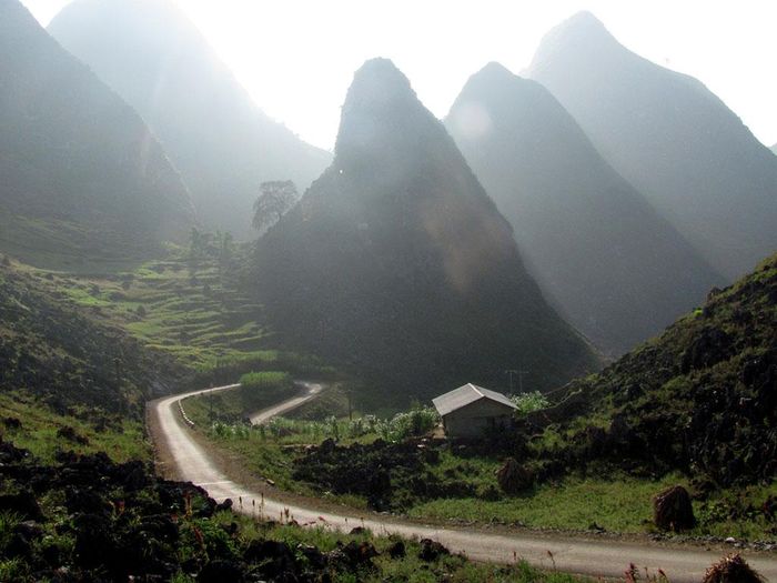 Những dãy núi đá sừng sững dẫn vào làng