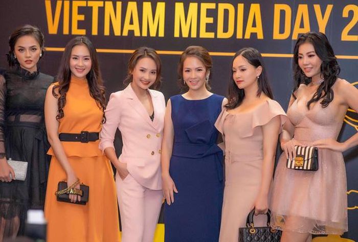 Lan Phương thân thiết với dàn diễn viên có tiếng của miền Bắc