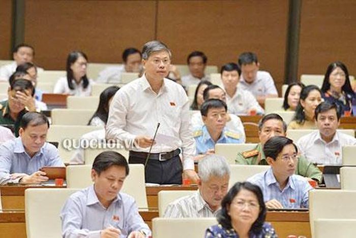 Đại biểu Quốc hội chất vấn tại hội trường. 