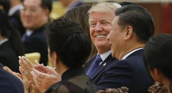 Tổng thống Mỹ Donald Trump (trái) và Chủ tịch Trung Quốc Tập Cận Bình tham dự buổi quốc yến tại Đại lễ đường Nhân dân ở Bắc Kinh, Trung Quốc tháng 11-2017. Ảnh: AP
