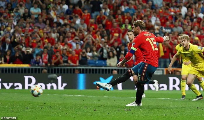 Bước ngoặt trận đấu đến ở phút 64. Sebastian Larsson để bóng chạm tay trong vùng cấm sau một nỗ lực phòng ngự. Trọng tài chỉ tay vào chấm 11 m và Sergio Ramos đã không bỏ lỡ cơ hội để mở tỷ số.