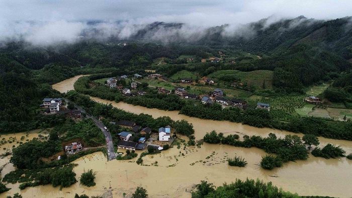 Những con đường và cánh đồng bị ngập lụt nước ở thành phố Liễu Châu, Quảng Tây. Ảnh: VCG.
