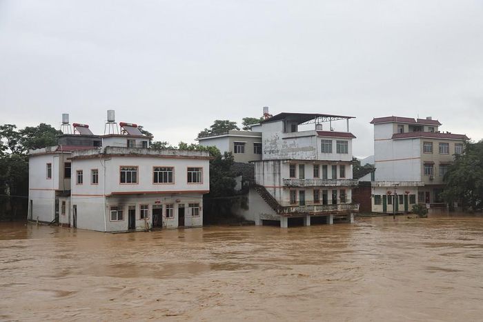 Những ngôi nhà bị ngập một phần sau cơn mưa lớn ở Quảng Tây. Tổng cộng 1,4 triệu người bị ảnh hưởng vì mưa lũ. Thiệt hại kinh tế ước tính lên tới 382 triệu USD. Ảnh: VCG.