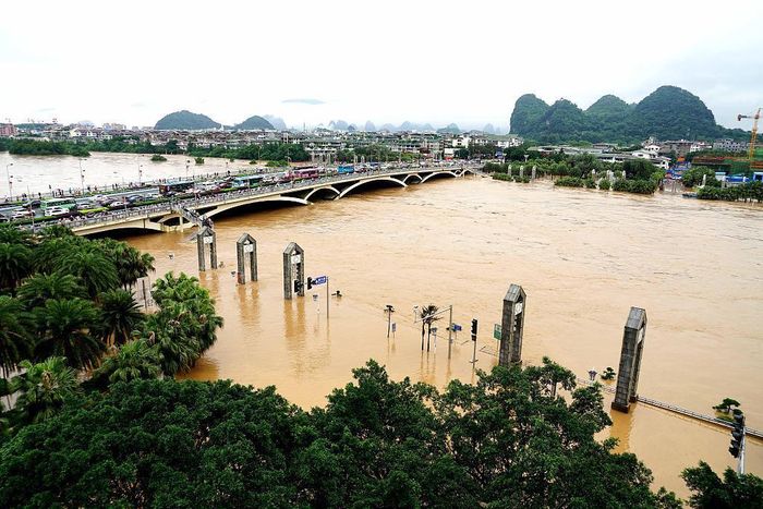 Sau trận mưa lớn, mực nước sông Lệ Giang dâng cao khiến cầu Jiefang ở thành phố Quế Lâm, Quảng Tây suýt bị nhấn chìm trong nước. Ảnh: VCG.