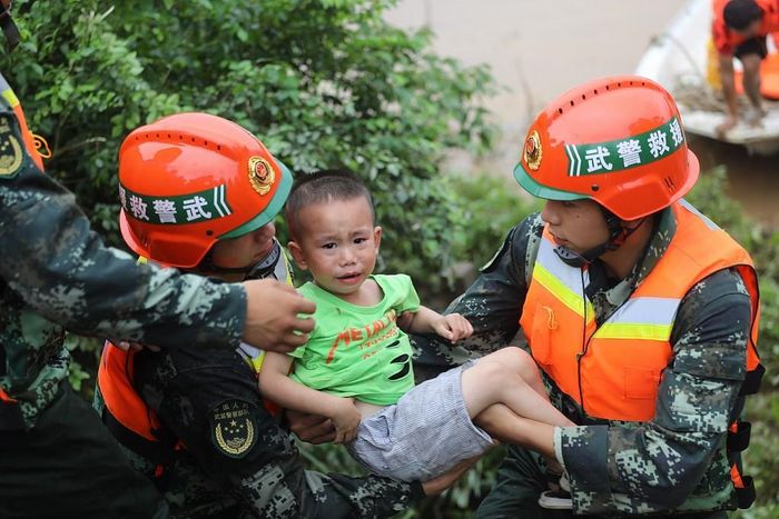 Một em bé được giải cứu kịp thời. Ảnh: VCG.