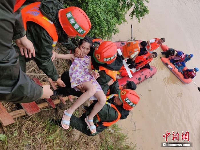 Chính quyền Trung Quốc cho biết mưa bão dự kiến sẽ đổ bộ sang các tỉnh Quảng Đông, Phúc Kiến, Giang Tây, Vân Nam, Tứ Xuyên và khu vực Đài Loan vào ngày 13/6. Đồng thời, chính quyền cảnh báo các nhà chức trách địa phương có biện pháp đề phòng trước những cơn giông bão khốc liệt, và có khả năng những con sông nhỏ bị vỡ đê trong những ngày tới. Ảnh: China News.