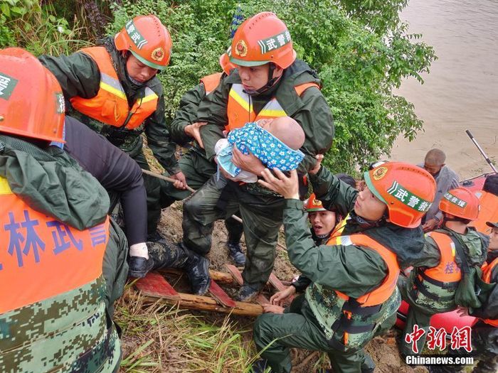 Các sĩ quan cảnh sát vũ trang Trung Quốc giải cứu một em bé sau trận lũ lụt do mưa lớn ở Quảng Tây. Theo thông báo của cơ quan khí tượng thủy văn Trung Quốc, lượng mưa ở Giang Tây lên tới 688 ml. Một phần tỉnh này và tỉnh Hồ Nam có lượng mưa đạt mức cao kỷ lục trong tháng 6. Ảnh: China News.