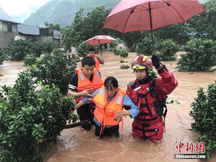 Những nạn nhân bị mắc kẹt trong mưa lớn được lực lượng chức năng mặc áo phao và chuyển đi nơi khác. Ảnh: China News.