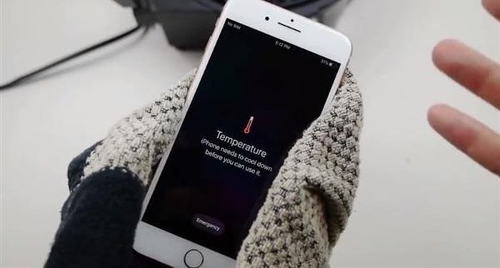 iPhone có thể đưa ra cảnh báo, nhưng bạn cần để ý các dấu hiệu khác. Ảnh: YouKu.