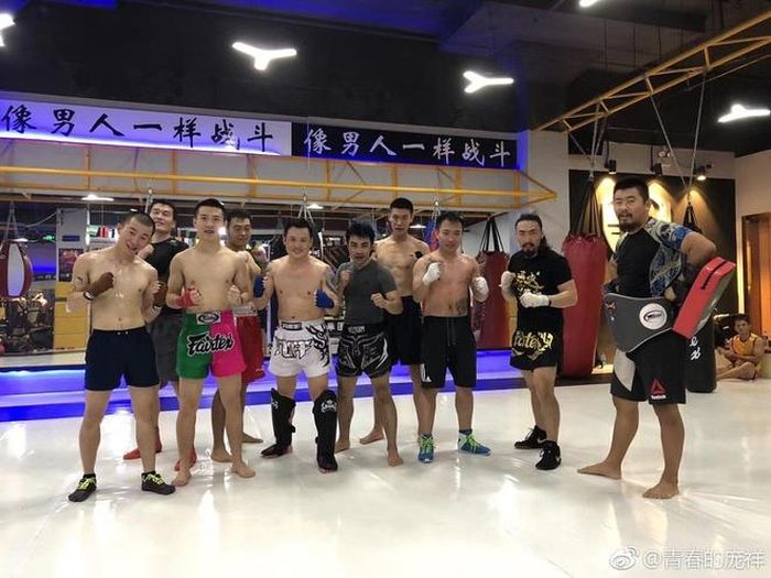 Lò võ của Từ ngoài dạy MMA còn có các môn khác như Muay Thái, boxing, nhu thuật... Tuy nhiên, mức học phí ở đây được cho là cao hơn các nơi khác. Theo Sina, phí cho một buổi học ở lò võ của Từ là khoảng 800 tệ, mỗi một khóa học sẽ có 20 buổi. Tuy nhiên, đây chỉ là mức học phí đối với những huấn luyện viên bình thường. Các học viên nếu muốn học cùng Từ, phải bỏ số tiền lên đến 1.000 tệ. Trung bình mỗi ngày “cuồng nhân” sẽ có 7-8 tiết dạy.