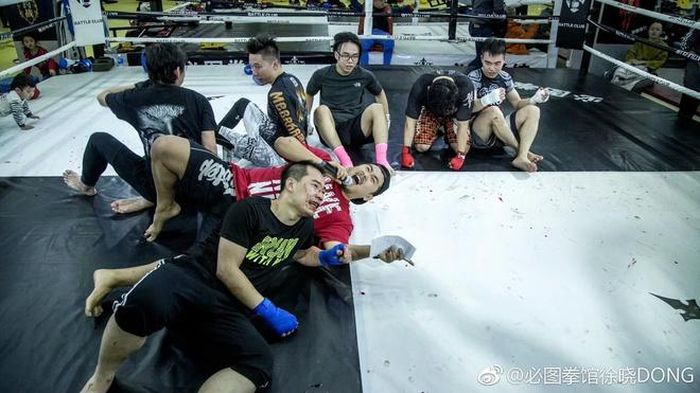 Năm 2018, một võ sư tên là Nhan Trình Đào đã đến lò võ của từ Hiểu Đông xin làm huấn luyện viên. Người này nói với “cuồng nhân MMA” rằng anh ta biết đánh rất nhiều môn võ như: Triệt quyền đạo, Muay Thai, boxing. Từ khi đó đã yêu cầu võ sĩ này thượng đài cùng các học viên của mình. Nếu võ sư nghiệp dư này giành chiến thắng trước tất cả các học viên của Từ. Võ sĩ MMA sẽ hợp tác và trả mức lương 20.000 tệ một tháng cho Trình Đào. Tuy nhiên, khi thi đấu võ sư này trong vòng 3 phút đã bị học trò của Từ hạ gục 3 lần.