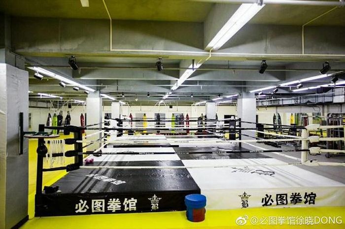 Trên trang Dianping, những người từng trải nghiệm dịch vụ tại phòng tập của võ sĩ MMA đánh giá, “Tất Đồ quyền quán” có cơ sở vật chất và trang thiết bị tập luyện hiện đại. Các huấn luyện viên tại đây có trình độ chuyên môn cao và rất tận tình với các học viên.