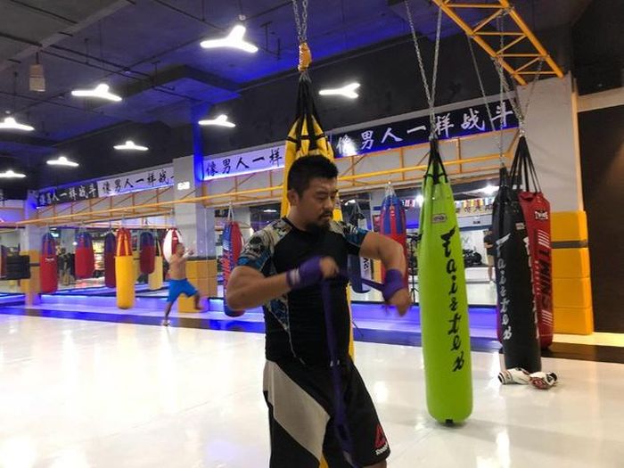 Võ sĩ MMA khi đó được cho là rất căng thẳng và có lời đáp trả lại chủ nhà: “Tôi đã nhún nhường, nhưng họ vẫn muốn bắt nạt tôi. Lò võ này là bát cơm nuôi sống cả gia đình tôi. Kẻ nào dám hất đổ bát cơm này, họ Từ tôi sẽ liều mạng với kẻ đó”.