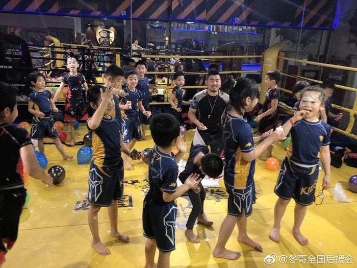 Ngoài dạy võ cho người trưởng thành, “Tất Đồ quyền quán” còn mở các khóa dạy võ cho trẻ em từ 4-10 tuổi. Tất cả các khóa học này đều do đích thân võ sĩ MMA đứng lớp. Mức học phí phụ huynh phải chi trả cho con em mình để học lớp võ nhi đồng này là khoảng 8.000 tệ cho một thẻ tập sử dụng 20 lần và 35.000 tệ cho thẻ tập sử dụng 200 lần.