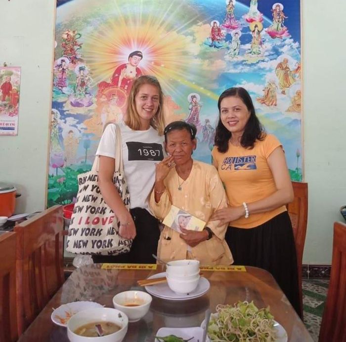Chị Sương (ngoài cùng bên phải) luôn tìm mọi cách để hỗ trợ, giúp đỡ người nghèo.