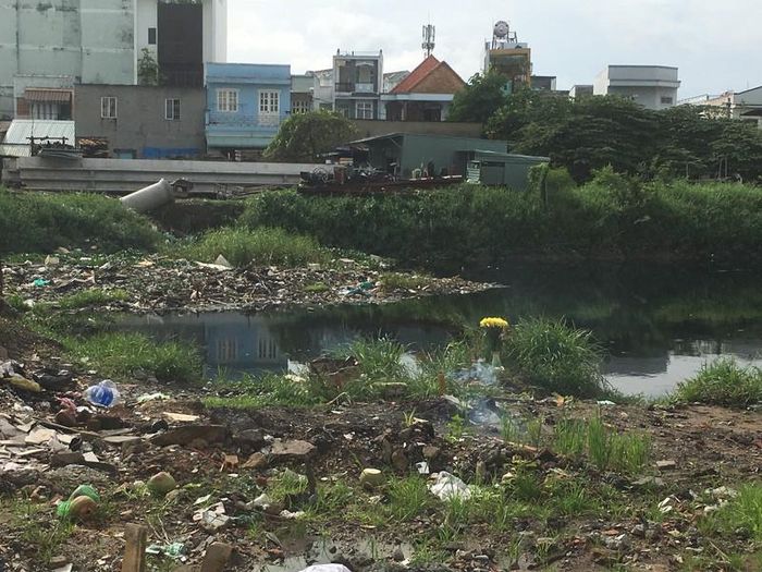 Người thân nạn nhân sau đó có mặt để nhận diện. 