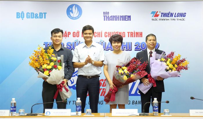Anh Bùi Quang Huy, Bí thư T.Ư Đoàn, Chủ tịch Hội SVVN tặng hoa cám ơn các đơn vị đã đồng hành chương trình Tiếp sức mùa thi suốt nhiều năm qua. ẢNH: BẢO ẢNH