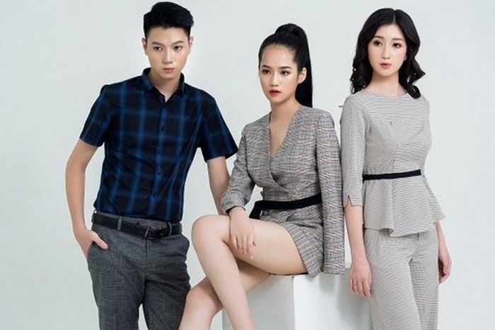 Tạo dáng và thần thái nổi bật của mẫu nữ một tay khi chụp cùng những người mẫu khác.