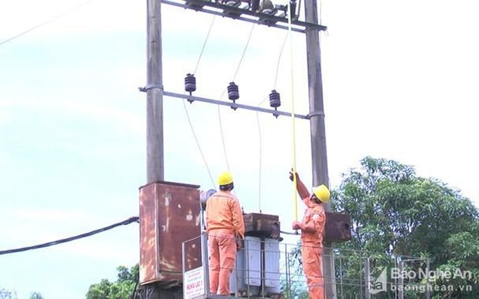 Sửa chữa trạm biến áp tại xã Nghĩa Lạc (Nghĩa Đàn). Ảnh tư liệu