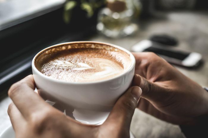 Cà phê - liều thuốc đặc biệt cho chứng rối loạn cơ bắp hiếm gặp. Ảnh: verywellmind.com