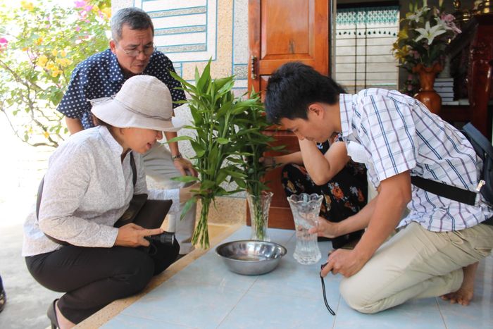 Kiểm tra lăng quăng tại hộ dân huyện DIên Khánh