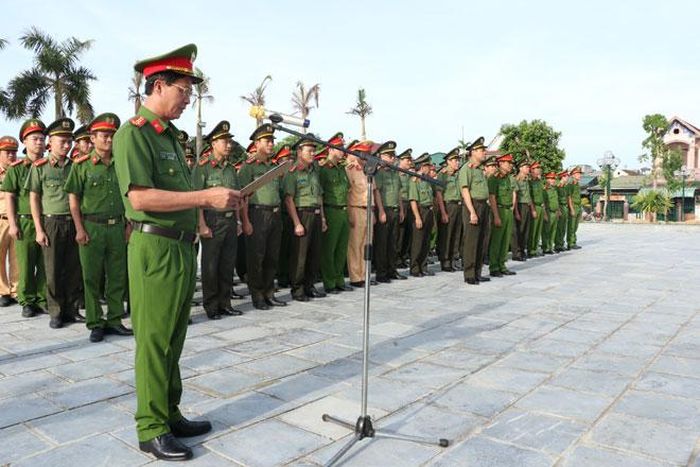 Công an tỉnh báo công tại khu lưu niệm Bác Hồ.