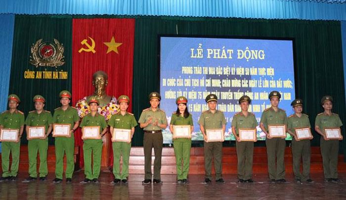 Đại tá Võ Trọng Hải - Giám đốc Công an tỉnh trao giấy khen cho các đơn vị có thành tích xuất sắc trong 3 năm thực hiện chỉ thị 05 của Bộ chính trị.