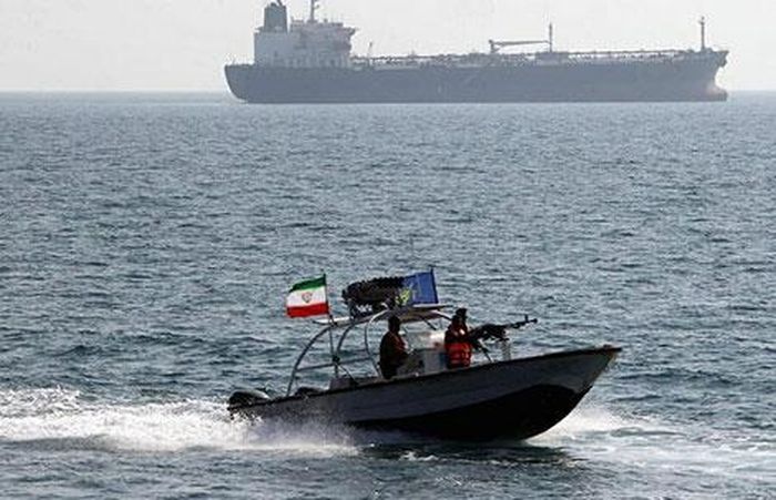 Lực lượng phản ứng nhanh Iran tuần tra trên eo biển Hormut. Khi xảy ra xung đột, việc phong tỏa eo biển Hormut là không thể tránh khỏi. 