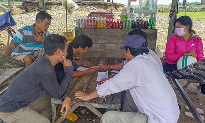 Những người dân đang thống kê thiệt hại. 