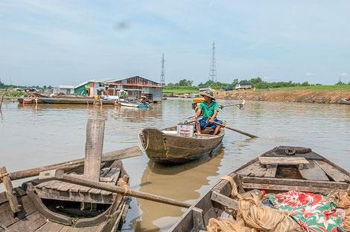 Phần lớn người nuôi cá ở đây đều là dân tứ xứ tụ về. 