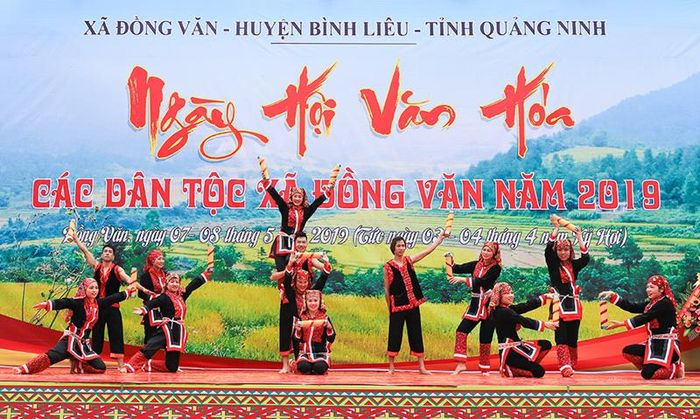 Một tiết mục biểu diễn của bà con người Dao Thanh Phán tại Ngày hội “Kiêng gió”.
