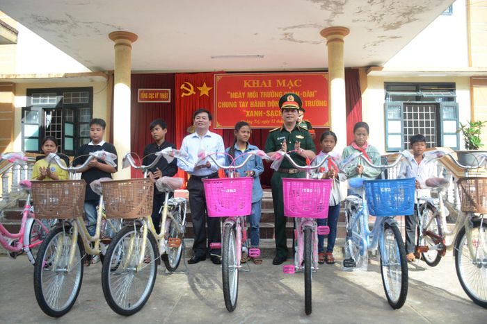  Lãnh đạo Tổng cục Kỹ thuật và huyện Đa Krông trao xe đạp tặng các em học sinh chăm ngoan học tốt trên địa bàn.