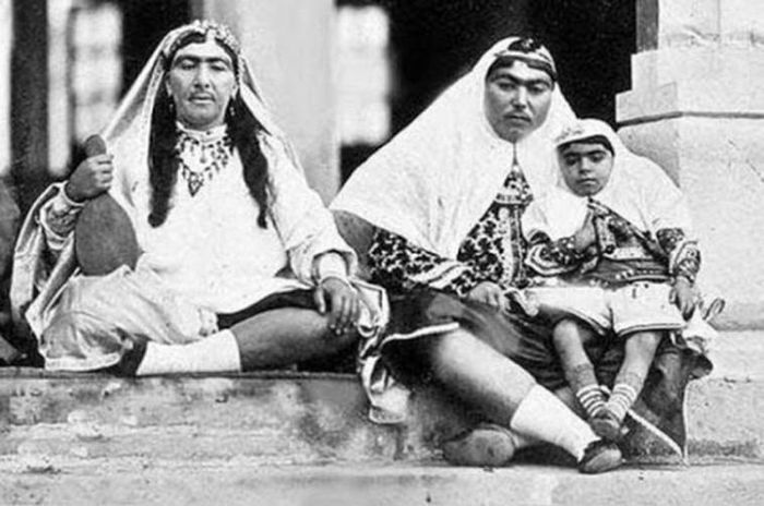 Tên đầy đủ của nàng công chúa làm "khuynh đảo" đất nước Ba Tư là Zahra Khanom Tadj es-Saltaneh. Nàng sinh năm 1883 và mất năm 1936.