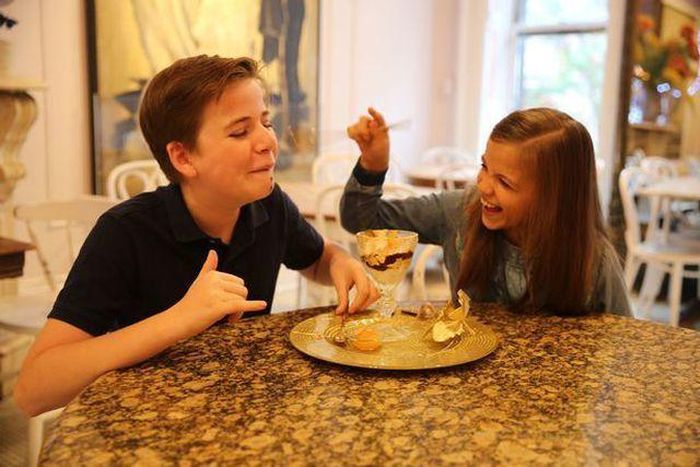 Ella và Charlie đang ăn món kem dát vàng đắt nhất thế giới.