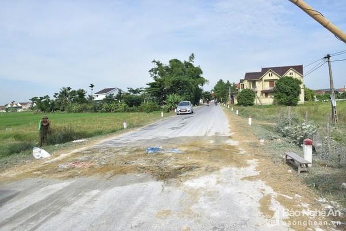 Chốt chặn tại xã Thọ Thành đặt trên đoạn đường vắng, trong khi không có lều, ô che, ảnh hưởng đến lực lượng chốt chặn, đặc biệt là những ngày nắng nóng. Chốt cũng không đảm bảo về kỹ thuật. Ảnh: Xuân Hoàng