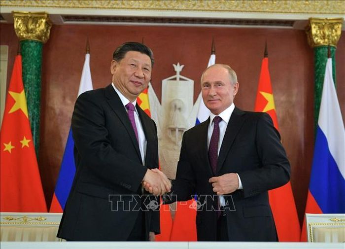 Tổng thống Nga Vladimir Putin (phải) và Chủ tịch Trung Quốc Tập Cận Bình trong cuộc gặp ở Moskva ngày 5/6. Ảnh: AFP/TTXVN