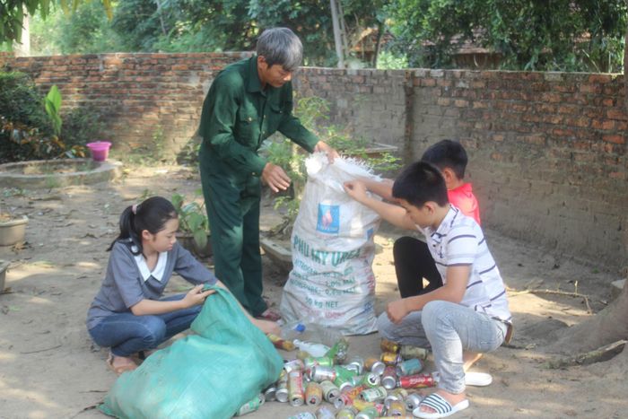 Thầy và trò cùng thu nhặt phế liệu để gây quỹ từ thiện
